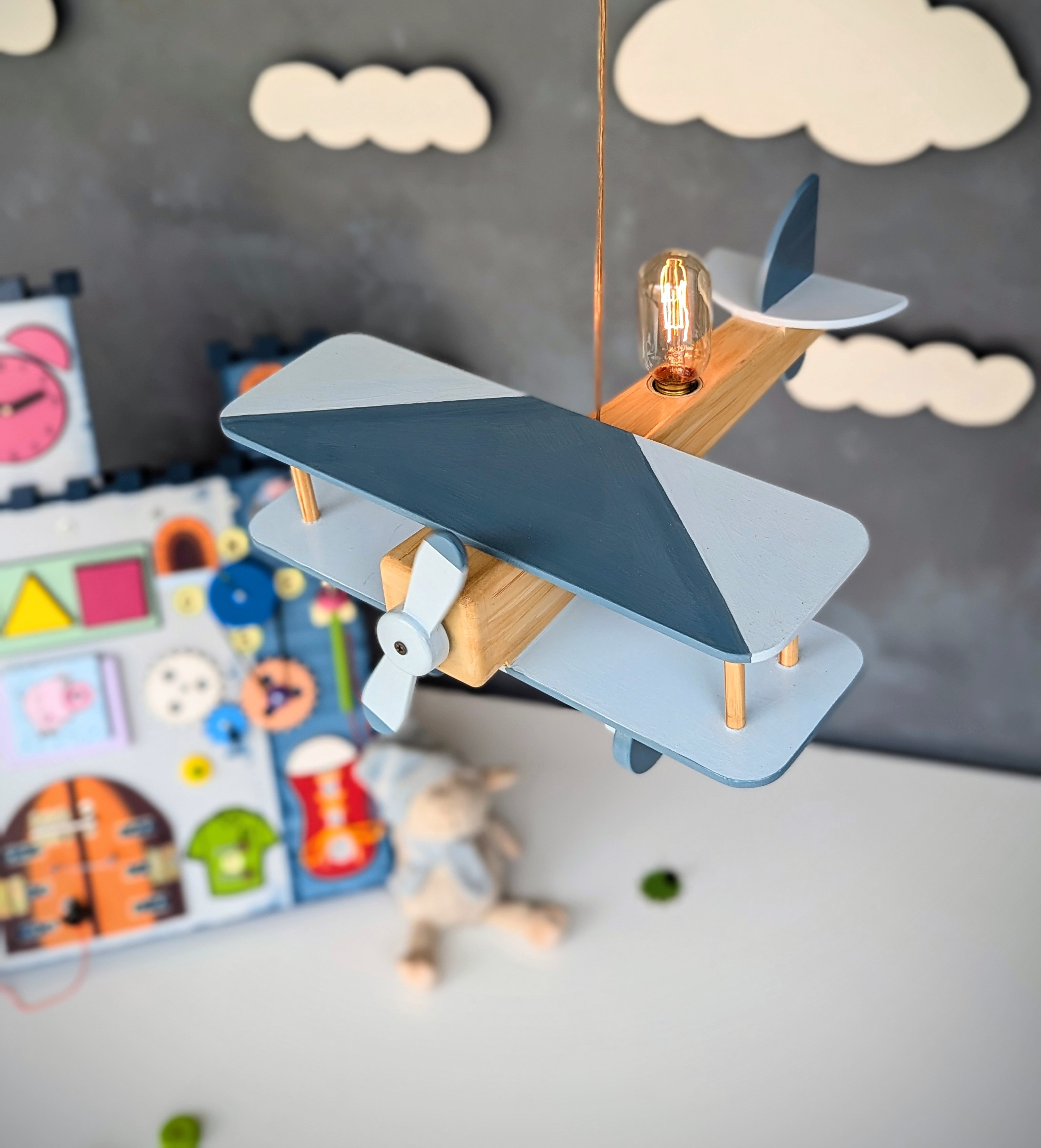 Lampara de techo colgante con forma de avion