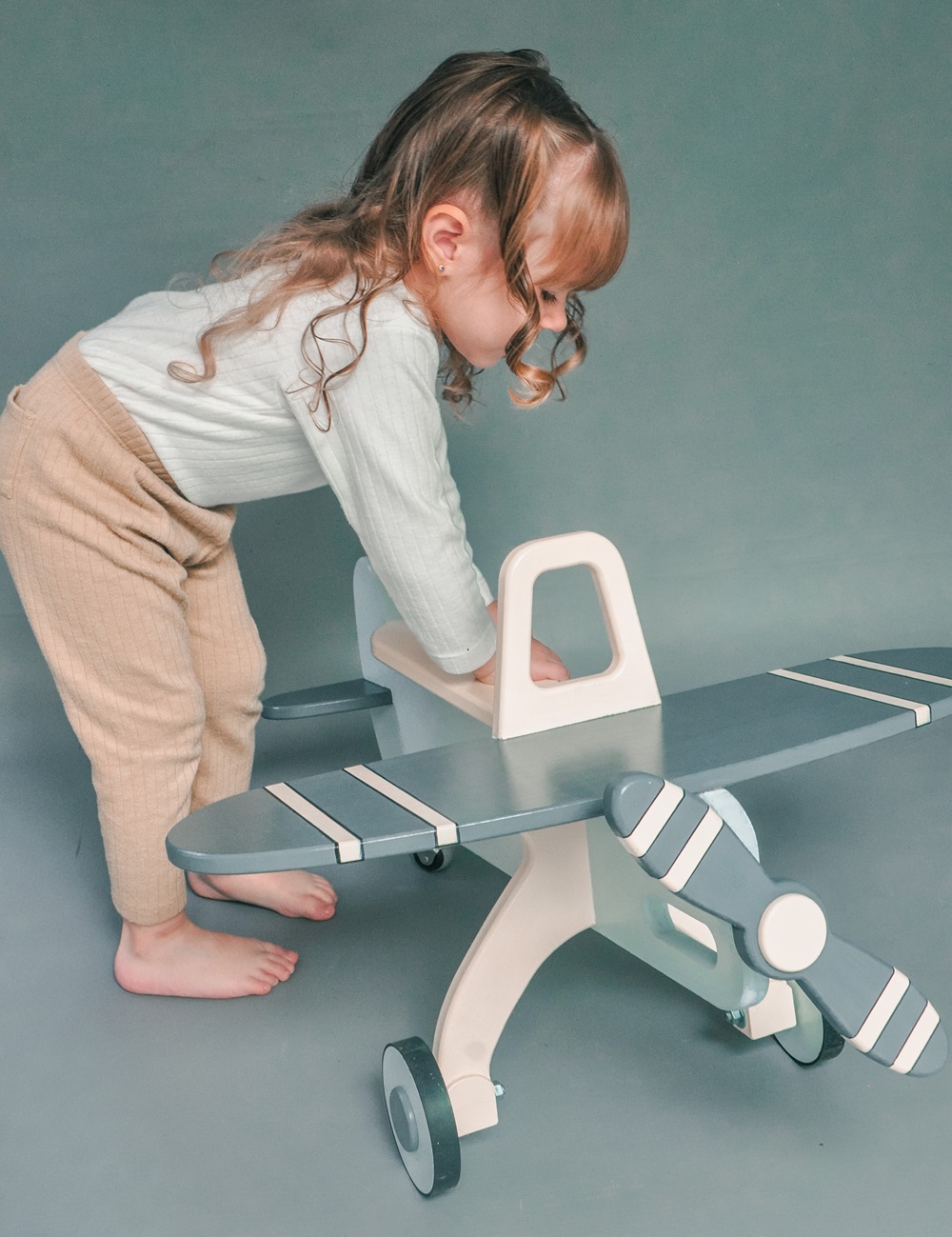 Juguete de madera con forma de avión