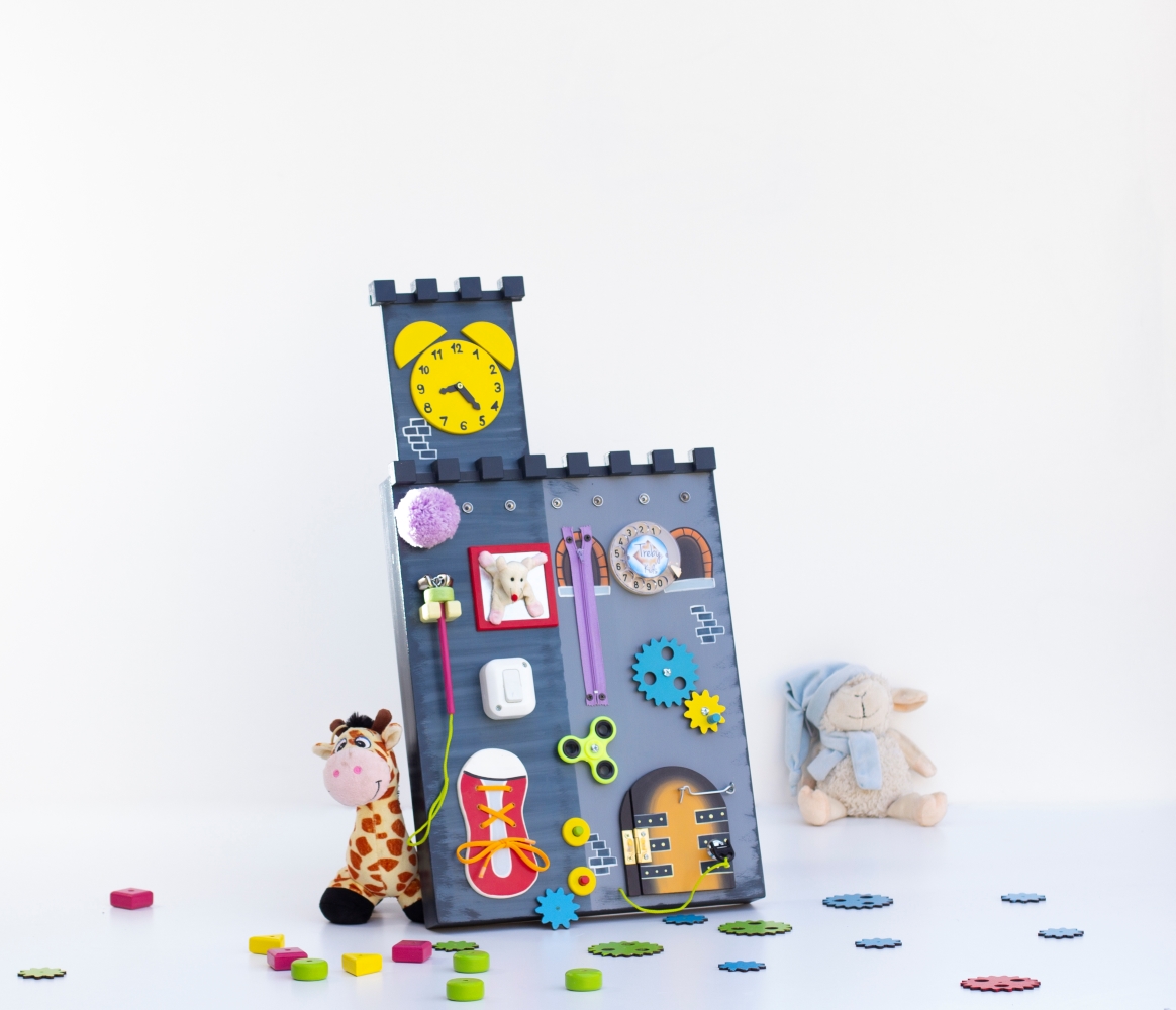 Panel sensorial con forma de castillo