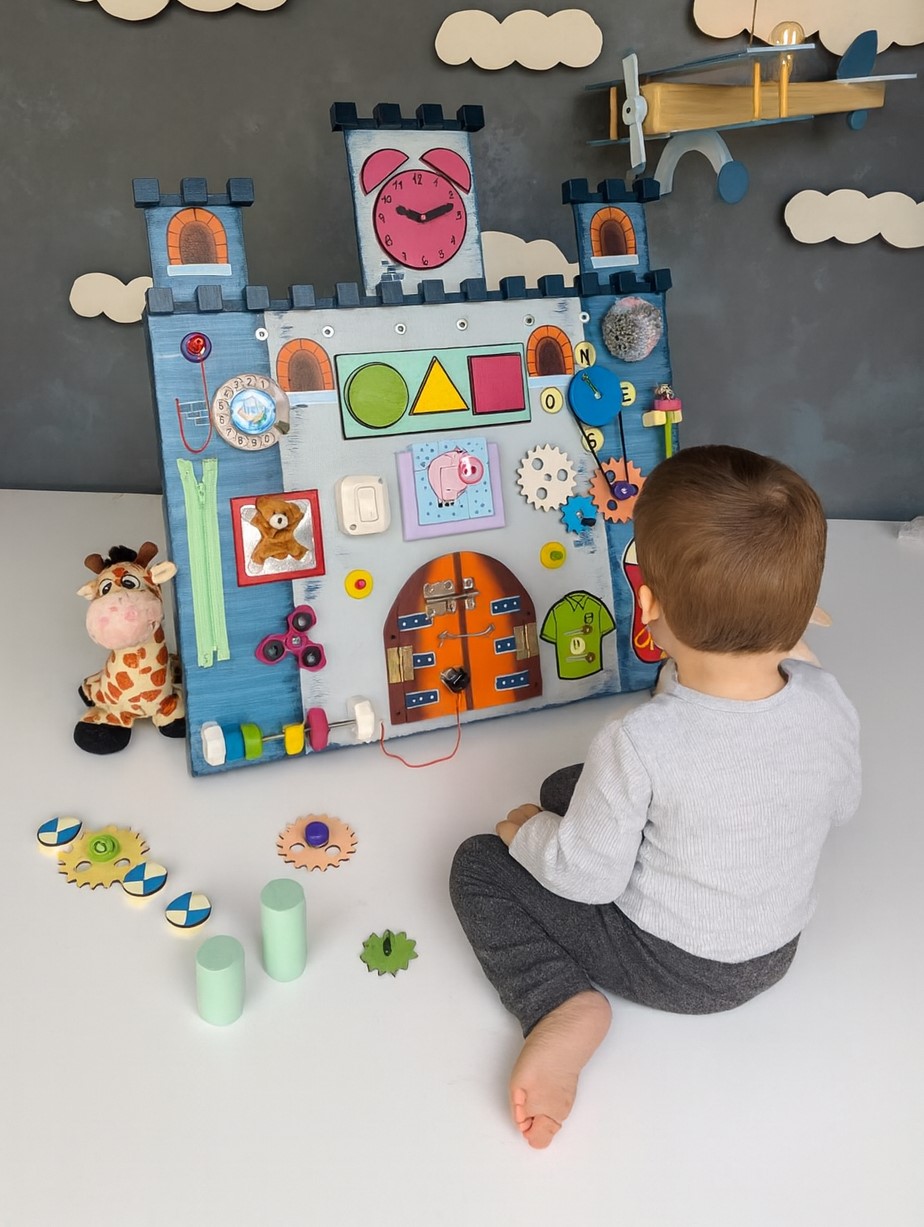 Panel sensorial con forma de castillo