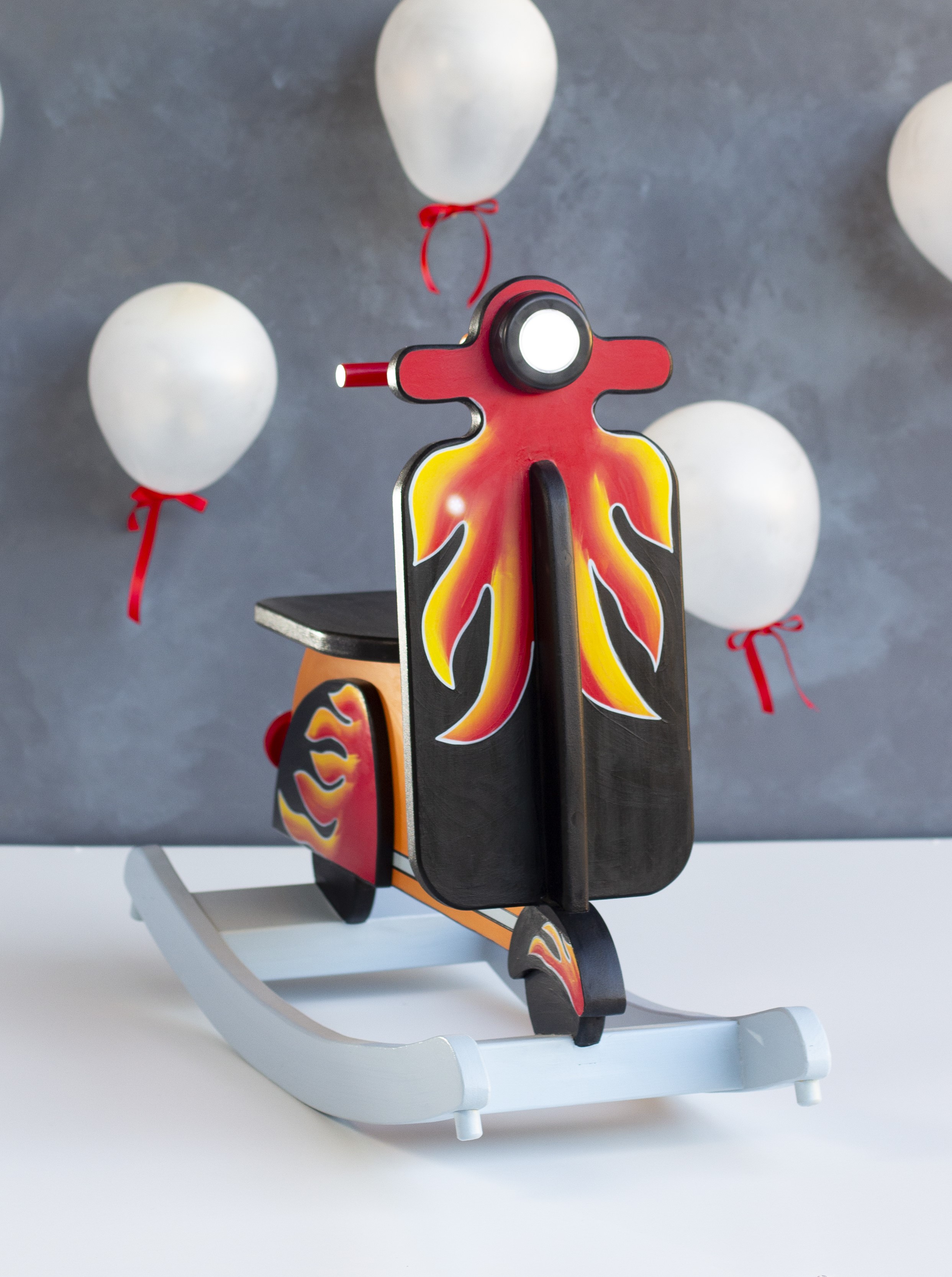 Moto mecedora de madera