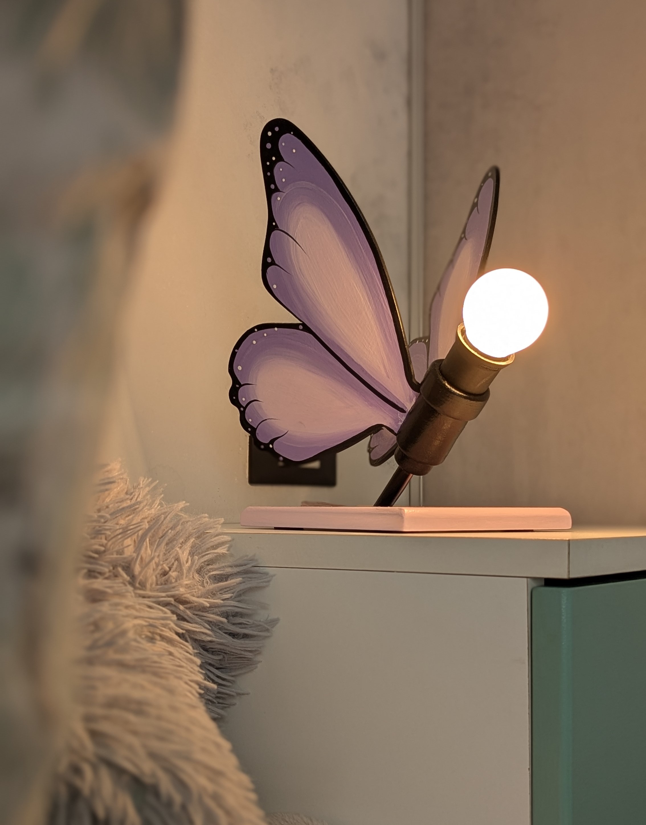 Velador de mesa con forma de mariposa